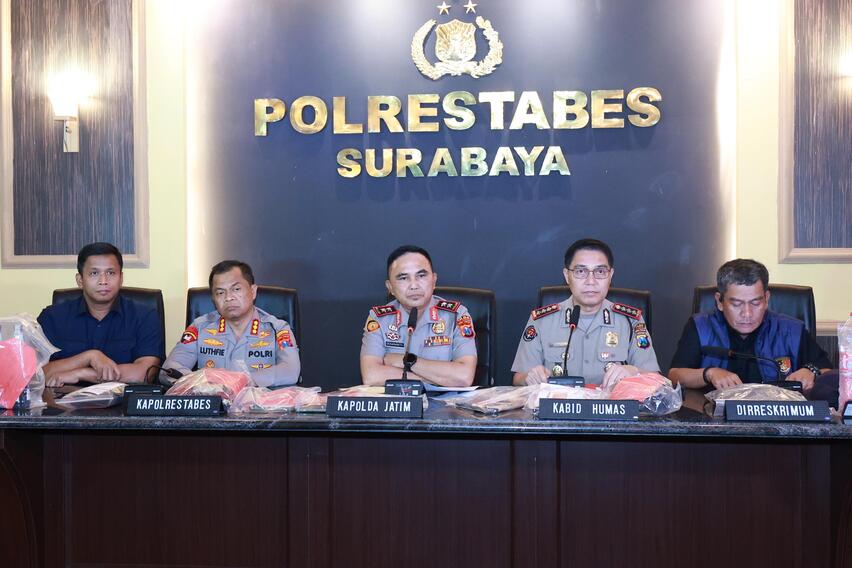 Kapolda Jatim Kapolda Jatim, Irjen Pol Dekananto Eko Purwono (tengah).